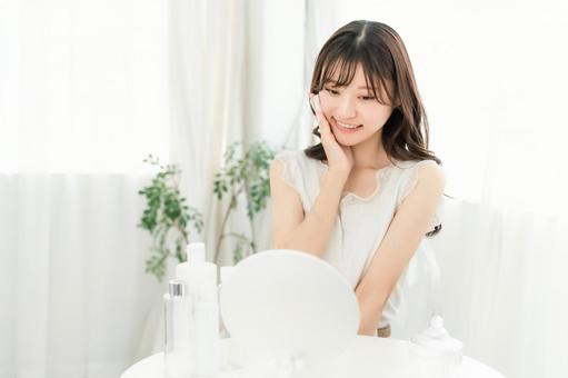 肌を保湿するためにスキンケアする女性 肌を保湿するためにスキンケアする女性 スキンケア,うるおい,エイジングケアの写真素材