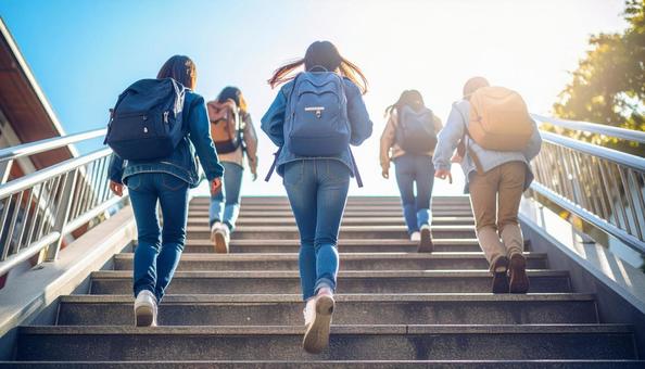 階段を登る日本人の高校生たち 階段を登る日本人の高校生たちの写真