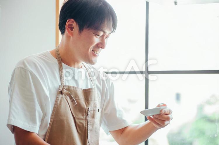 味見をする男性（味見・美味しい） 料理,味見,味の写真素材