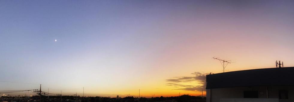 グラデーションの朝焼けの空 グラデーションの朝焼けの空 背景色,ぼかし,背景模様の写真素材