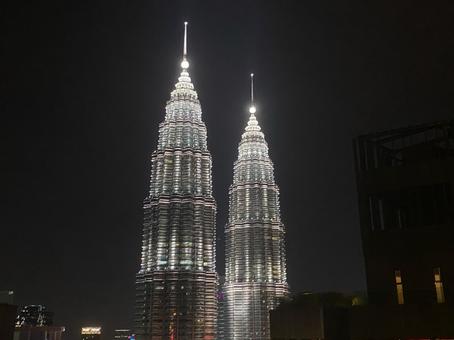 光の交差点、夜空に映えるツインタワー 光の交差点、夜空に映えるツインタワーの写真