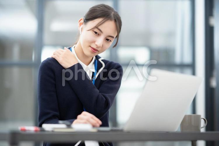デスクワークで疲れた様子の女性 女性,ビジネス,ビジネスウーマンの写真素材
