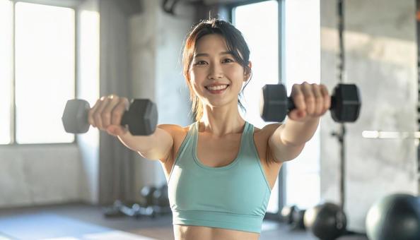 トレーニングする日本人女性の写真