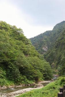 日本の山とそばを流れる清流 日本の山とそばを流れる清流 山,川,自然の写真素材