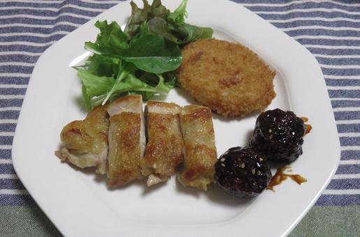 ランチプレート チキンステーキ,コロッケ,サラダの写真素材