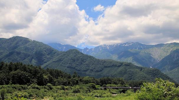 夏の白馬連峰と白馬オリンピック大橋 夏の白馬連峰と白馬オリンピック大橋 北アルプス,夏山,白馬連峰の写真素材