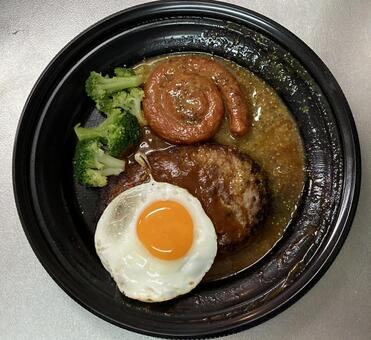 ぐるぐるソーセージ&times;BIGハンバーグ 目玉焼き,卵,ハンバーグの写真素材