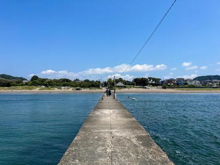 原岡桟橋から振り返るのどかな海岸の風景 原岡桟橋,岡本桟橋,南房総市の写真素材