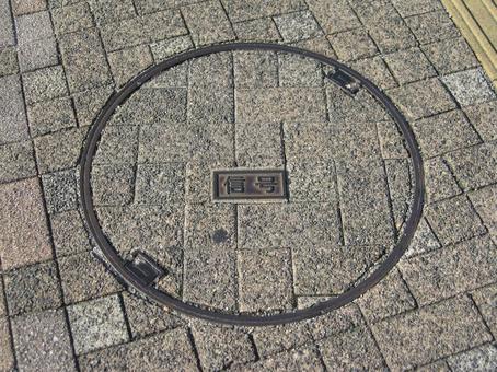 信号のマンホールの蓋 信号,マンホール,蓋の写真素材