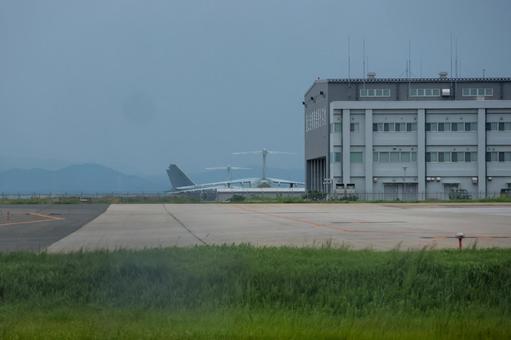 青空の下の米子鬼太郎空港に駐機する飛行機 飛行機,航空機,旅客機の写真素材