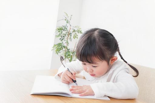 ひとりで勉強をする子ども ひとりで勉強をする子ども 勉強,白バック,学ぶの写真素材
