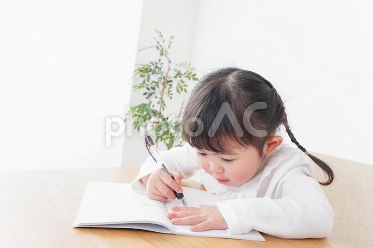 ひとりで勉強をする子ども 勉強,白バック,学ぶの写真素材