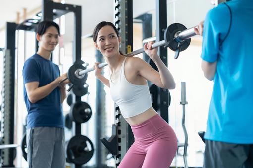 スポーツジムでトレーニングをする若い男女 スポーツジム,フィットネス,ダイエットの写真素材