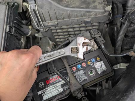 バッテリー交換作業 エンジンルーム,点検,オイル交換の写真素材