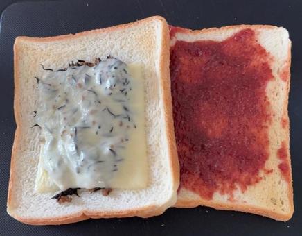 苺ジャムとスライスチーズのトーストパン 苺ジャムとスライスチーズのトーストパンの写真