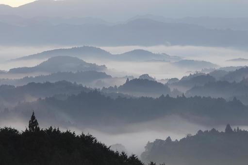 大宇陀 山並み 雲海 朝景 大宇陀 山並み 雲海 朝景 雲海,大宇陀,朝もやの写真素材