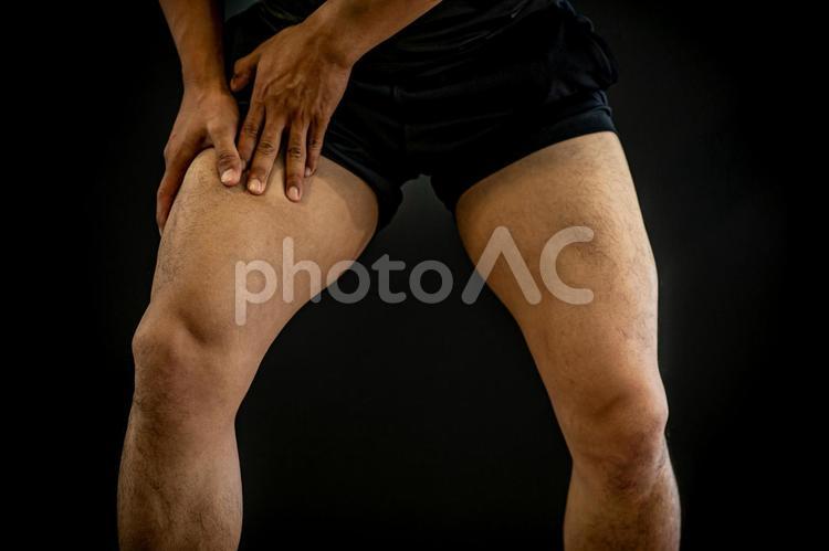 脚の筋肉を鍛える男性 太もも,筋肉,脚の写真素材