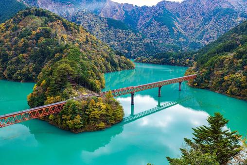 静岡県　奥大井湖上駅・秋景色 奥大井湖上駅,秋,紅葉の写真素材