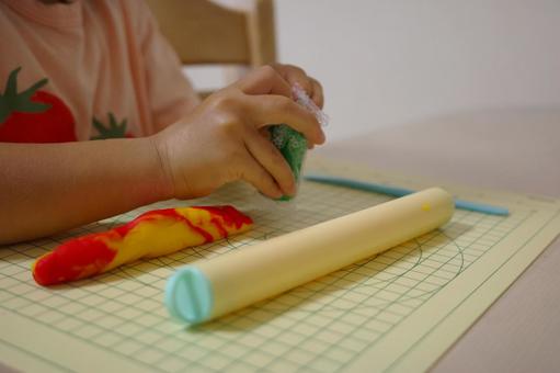お家で小麦粘土を開封する子ども お家で小麦粘土を開封する子ども 粘土,子ども,家の写真素材