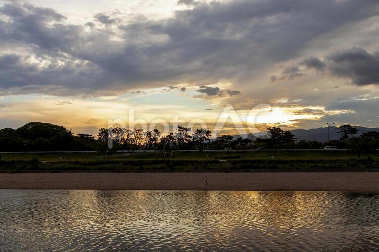 川岸から眺める夕焼けの空 夕焼け,空,川の写真素材