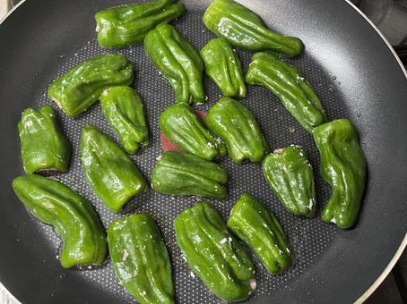 ピーマンの肉詰め(フライパンで焼く)② ピーマン,野菜,緑黄色野菜の写真素材