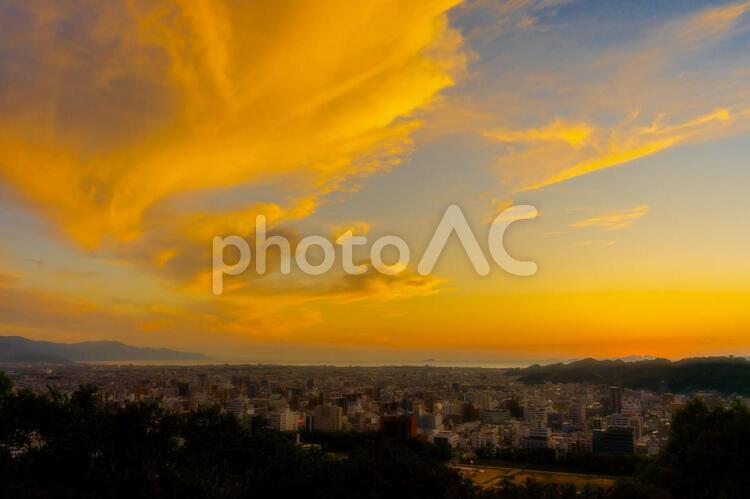 松山城から見た松山市の夕景 夕景,夕方,瀬戸内海の写真素材