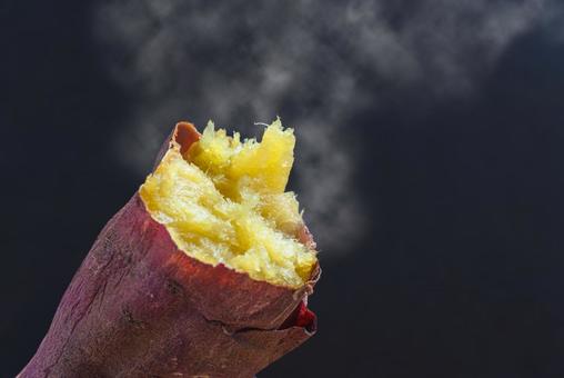 焼き芋(紅はるか) 焼き芋,さつまいも,紅はるかの写真素材