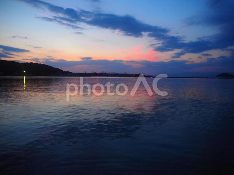 日没の海 たそがれ,オレンジ,ブルーの写真素材