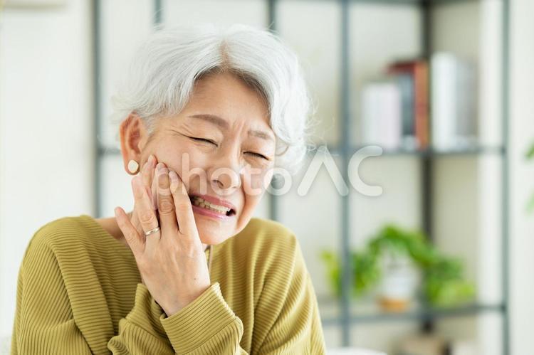 歯が痛いシニアの女性 歯,虫歯,歯痛の写真素材