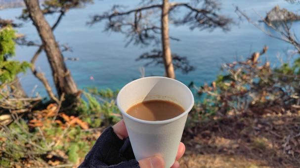 海を眺めながら飲むコーヒー 秋,秋晴れ,海の写真素材