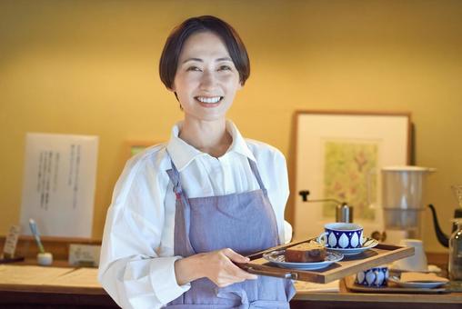 古民家カフェの店員 喫茶店 もてなす主婦 古民家カフェの店員 喫茶店 もてなす主婦 カフェ,店員,古民家の写真素材