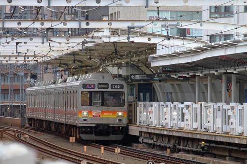 東急田園都市線、高津駅に停車する短い5両 東急田園都市線、高津駅に停車する短い5両 東急電鉄,東急,田園都市線の写真素材