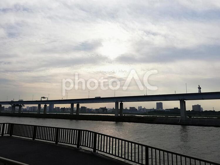 川沿いに見る日暮れ 橋,川,水域の写真素材