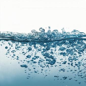 青く輝く水の中に広がる、爽やかな泡の風景 青く輝く水の中に広がる、爽やかな泡の風景の写真