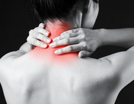 首に痛みを感じる女性の写真