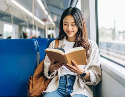 読書する女性 読書する女性の写真