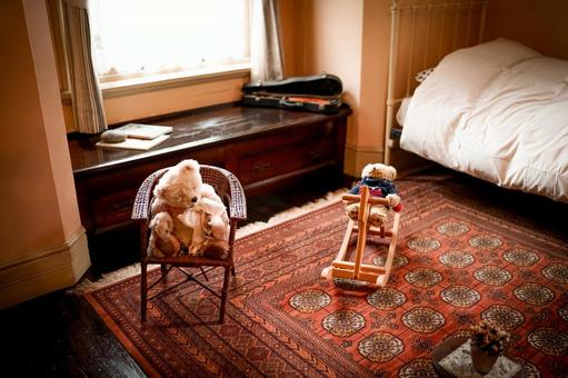 おもちゃの馬とぬいぐるみ おもちゃの馬とぬいぐるみ ベッド,ぬいぐるみ,おもちゃの馬の写真素材
