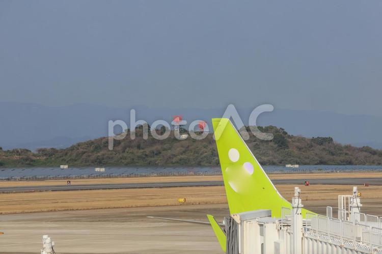 長崎空港の滑走路と海の交差点 長崎空港,飛行機,航空写真の写真素材