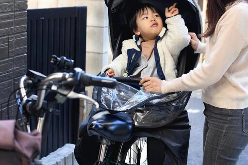 自転車の座席に座るアジア人の幼児の男の子 自転車,子供,男の子の写真素材