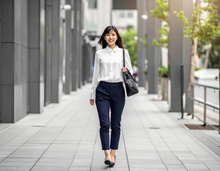 秋・ビジネスカジュアルで出勤する彼女 秋・ビジネスカジュアルで出勤する彼女の写真