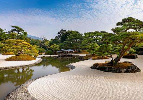 池と白砂が調和する日本庭園 池と白砂が調和する日本庭園の写真