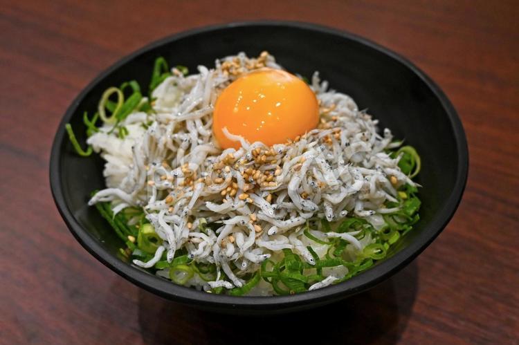 	卵の黄身がのった「しらす丼」イメージ しらす,丼,釜揚げしらすの写真素材