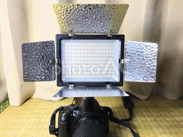 LEDビデオライトを付けた一眼レフカメラ カメラ,一眼レフカメラ,一眼レフの写真素材