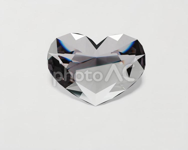 輝くハートダイヤモンドの白背景３D画像 ダイアモンド,宝石,ダイヤモンドの写真素材