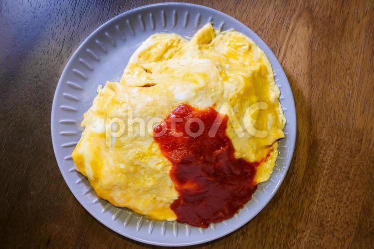 オムライス｜真俯瞰 オムライス,食べ物,料理の写真素材