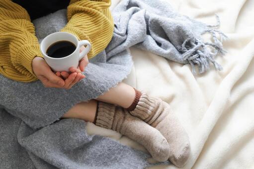 温かいコーヒーで温まる女性 コーヒー,温活,冷え性の写真素材