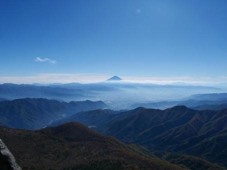 乾徳山から望む富士山 富士山,乾徳山,山梨市の写真素材