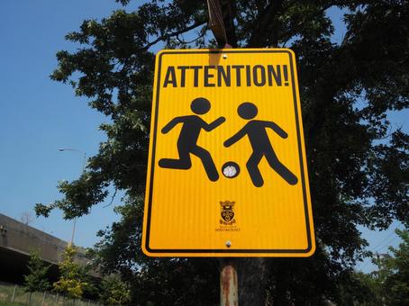 遊ぶ子供に注意の看板 子供,注意,attentionの写真素材