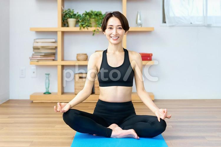ヨガ　女性　美容　ビューティー ヨガ,女性,ストレッチの写真素材