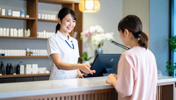 制服を着た笑顔の女性 制服を着た笑顔の女性の写真